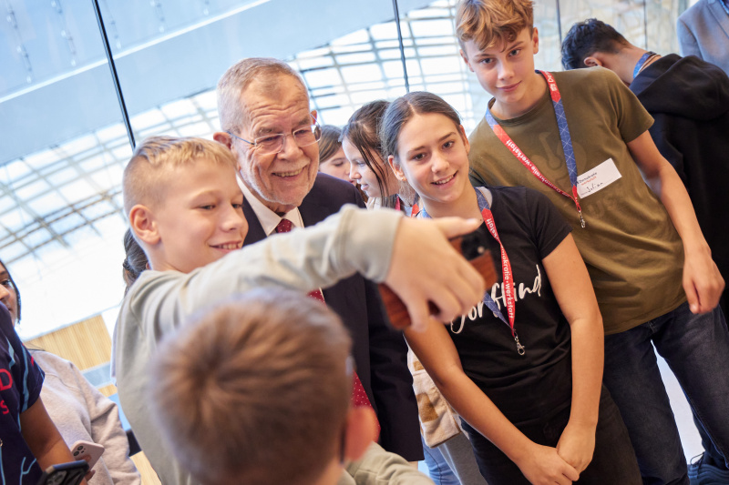Bundespräsident Alexander Van der Bellen mit den Schüler:innen