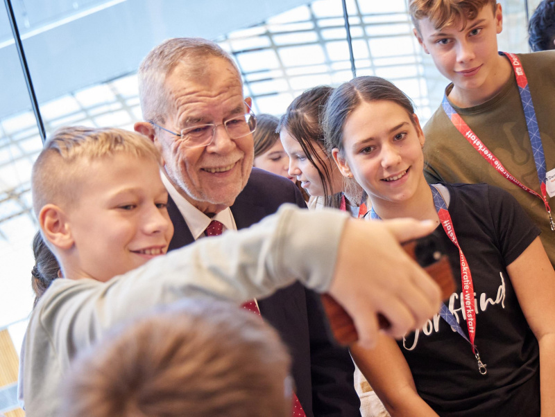 Bundespräsident Alexander Van der Bellen mit Schüler:innen 