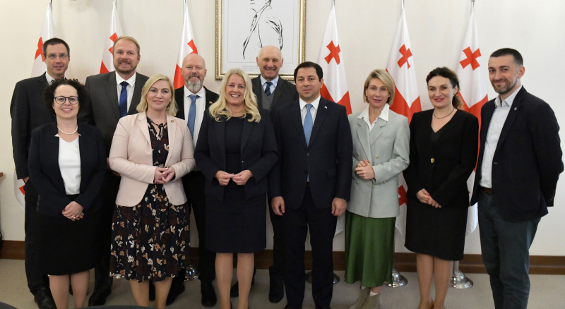 Gruppenfoto mit allen Teilnehmer:innen