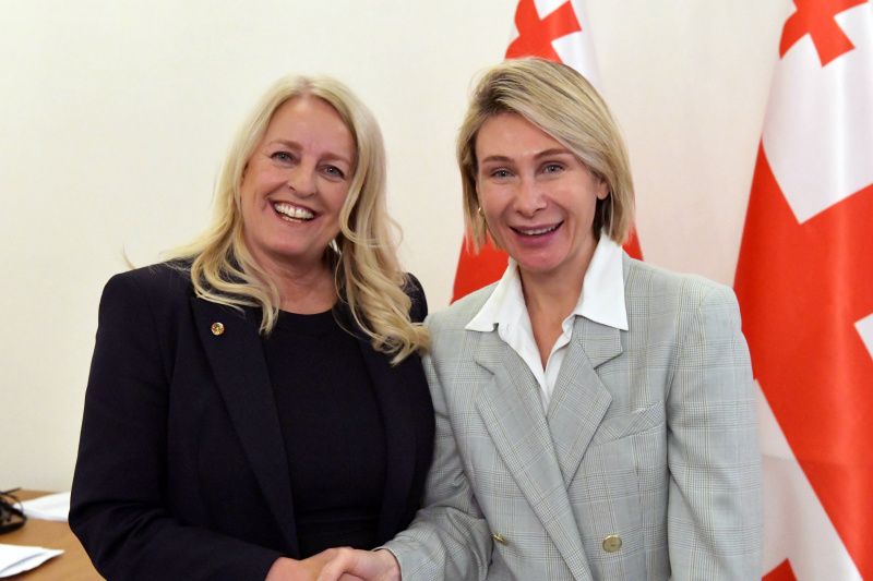 Fahnenfoto. Von links: Bundesratspräsidentin Claudia Arpa (SPÖ), Mitglied des georgischen Parlaments Nino Tsilosani