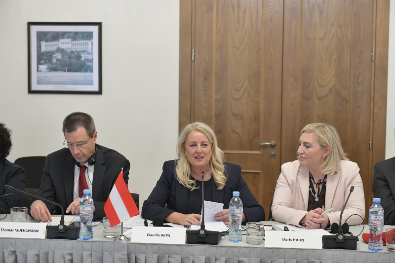 Aussprache. Österreichische Delegation unter der Leitung von Bundesratspräsidentin Claudia Arpa (SPÖ) (Mitte)