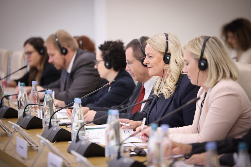 Aussprache. Österreichische Delegation unter der Leitung von Bundesratspräsidentin Claudia Arpa (SPÖ) (2. von rechts)