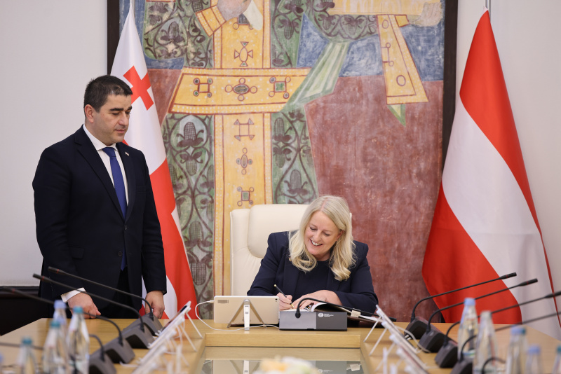 Gästebucheintrag. Von links: Präsident des georgischen Parlaments Shalva Papuashvili, Bundesratsrpräsidentin Claudia Arpa (SPÖ)