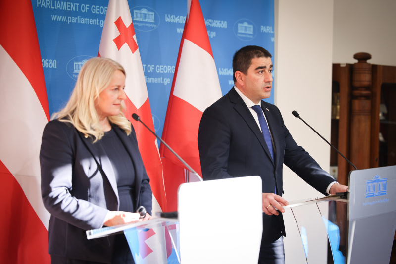 Pressekonferenz.  Von links: Bundesratsrpräsidentin Claudia Arpa (SPÖ), Präsident des georgischen Parlaments Shalva Papuashvili