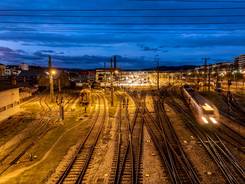 Eisenbahngleise und ein Zug in der Abenddämmerung