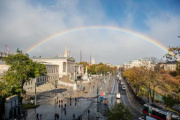 Regenbogen über dem Parlament