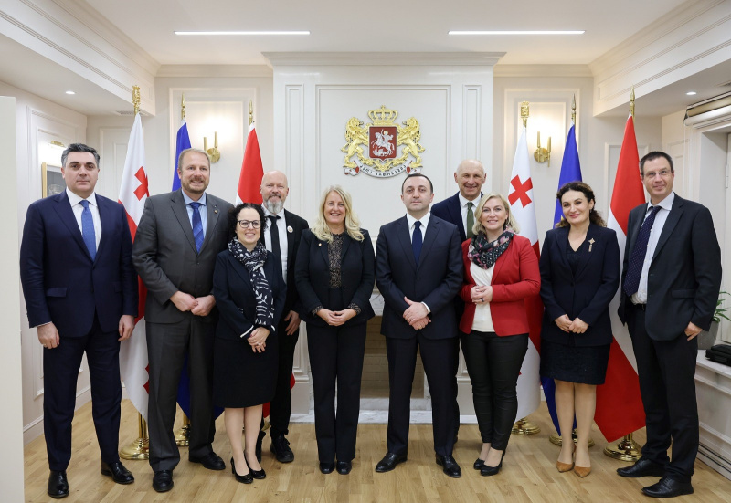 Gruppenfoto. MItte links: Bundesratspräsidentin Claudia Arpa (SPÖ). Mitte rechts: Premierminister von Georgien Irakli Gharibaschwili, Veranstaltungsteilnehmer:innen