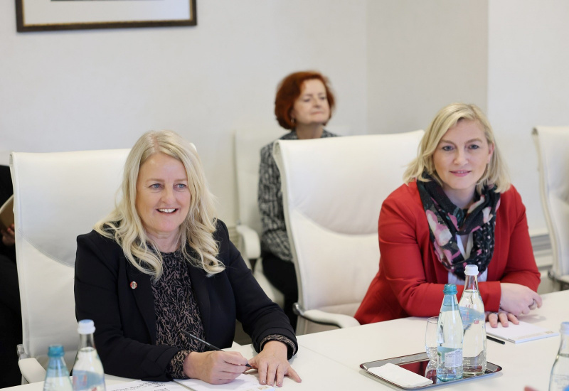 Von links: Bundesratspräsidentin Claudia Arpa (SPÖ), Bundesratsviezpräsidentin Doris Hahn (SPÖ) während der Aussprache