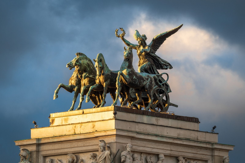Quadriga am Dach im abendlichen Sonnenschein