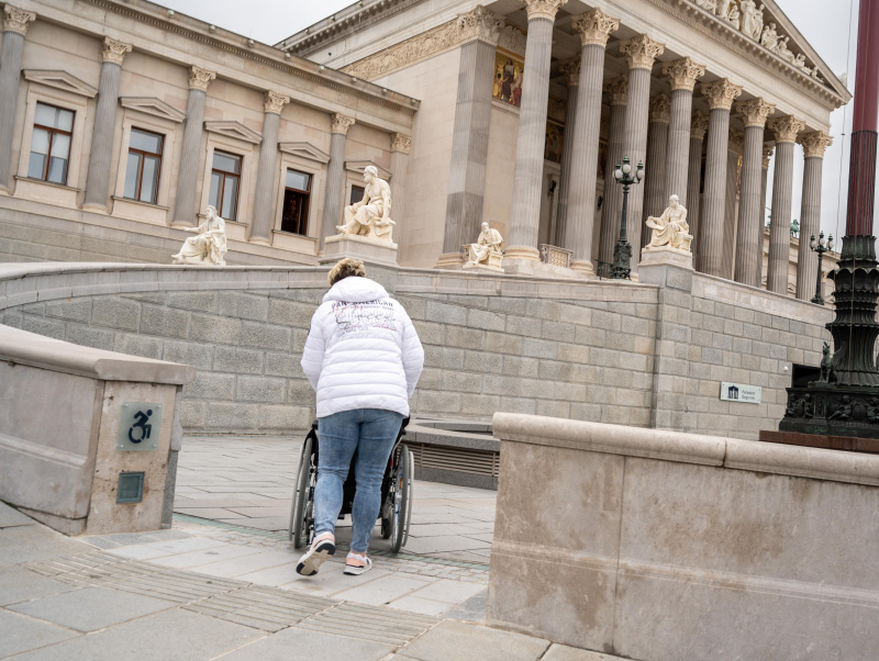 Barrierefreier Zugang zum Parlament mit Rollstuhl