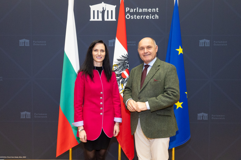Fahnenfoto. Von rechts: Nationalratspräsident Wolfgang Sobotka (ÖVP), Vize-Premierministerin und Außenministerin der Republik Bulgarien Mariya Gabriel