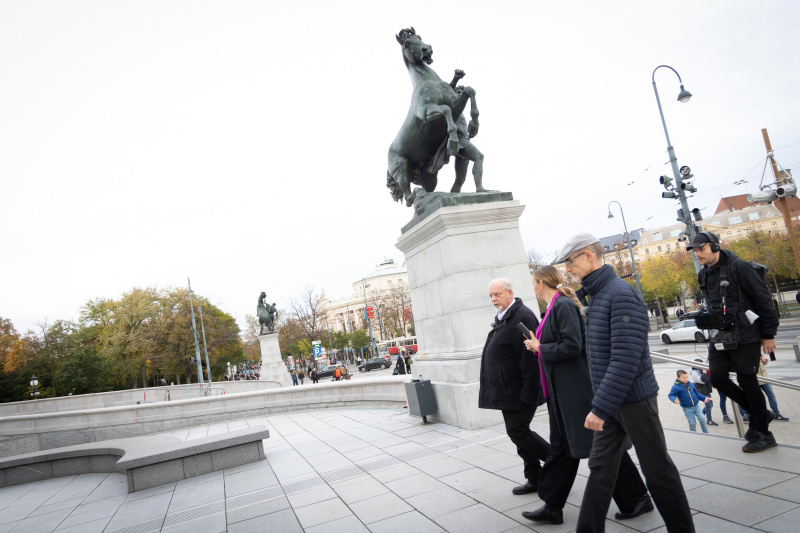 Von links: Martin Hoffer, Leiter der Rechtsdienste des ÖAMTC, und Peter Biegelbauer, Politikwissenschaftler im Interview mit der Journalistin Tatjana Lukáš