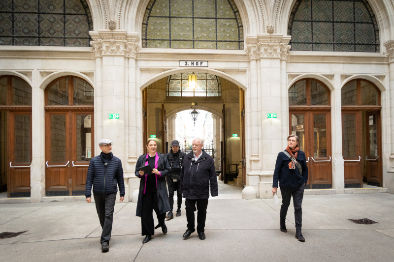 Von rechts: Martin Hoffer, Leiter der Rechtsdienste des ÖAMTC, und Peter Biegelbauer, Politikwissenschaftler im Interview mit der Journalistin Tatjana Lukáš