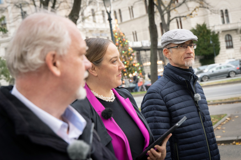 Von links: Martin Hoffer, Leiter der Rechtsdienste des ÖAMTC, und Peter Biegelbauer, Politikwissenschaftler im Interview mit der Journalistin Tatjana Lukáš
