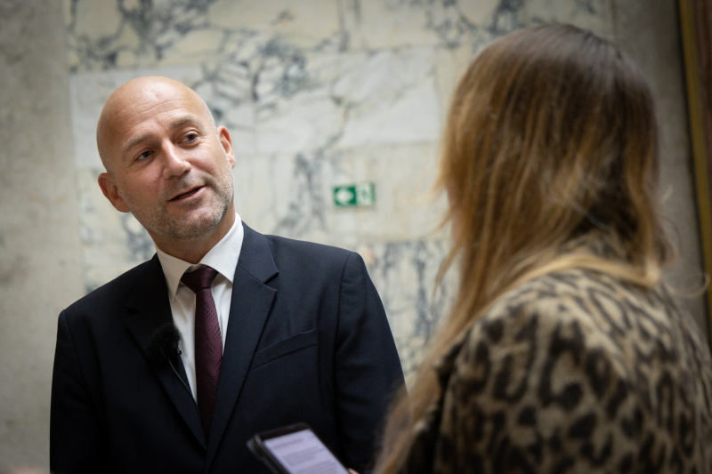 Philipp Baeriswyl, Protokollchef des schweizer Parlaments, im Interview mit Journalistin Tatjana Lukáš