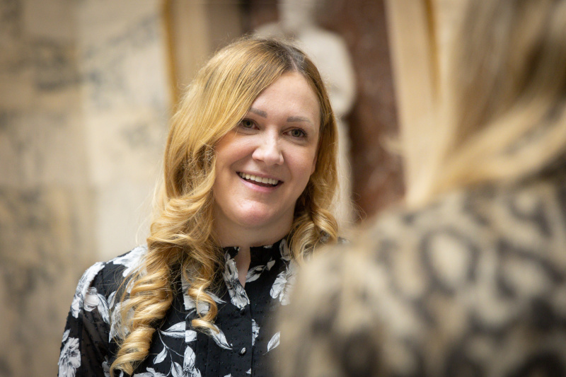 Eva-Marie Russek, Leiterin der Protokollabteilung des österreichischen Parlaments, im Interview mit der Journalistin Tatjana Lukáš