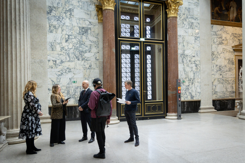 Eva Russek, Leiterin der Protokollabteilung des österreichischen Parlaments, und Philipp Baeriswyl, Protokollchef des schweizer Parlaments, im Interview mit der Journalistin Tatjana Lukáš