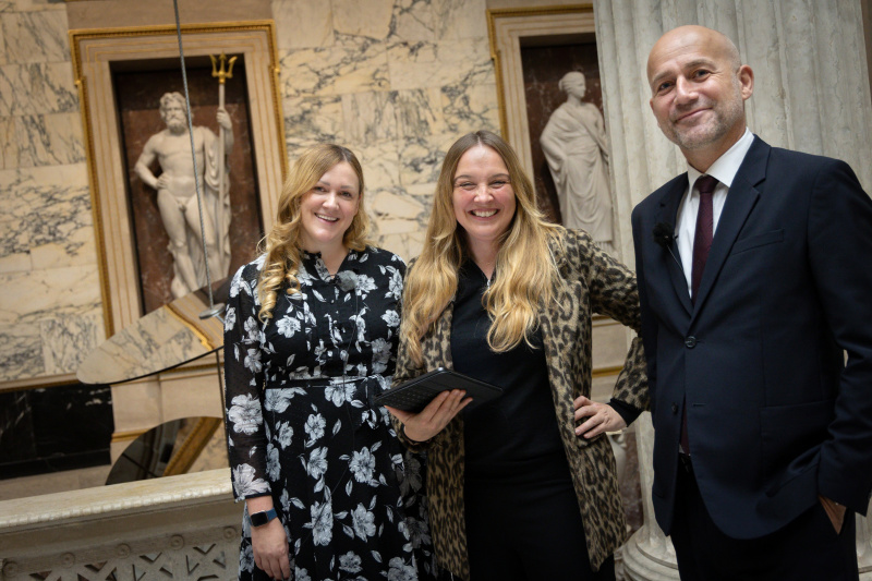 Gruppenfoto. Von links: Journalistin Tatjana Lukáš,  Eva Russek, Leiterin der Protokollabteilung des österreichischen Parlaments, und Philipp Baeriswyl, Protokollchef des schweizer Parlaments