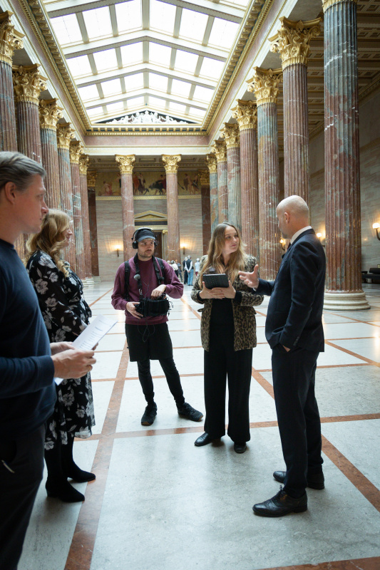Eva Russek, Leiterin der Protokollabteilung des österreichischen Parlaments, und Philipp Baeriswyl, Protokollchef des schweizer Parlaments, im Interview mit der Journalistin Tatjana Lukáš
