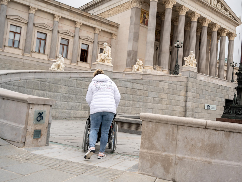 Barrierefreier Zugang zum Parlament für Rollstuhlfahrer:innen