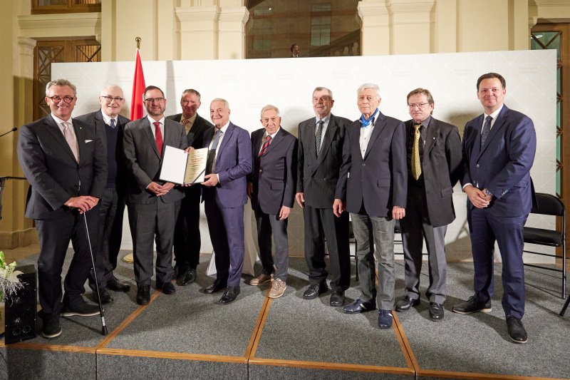 Von links: Dritter Nationalratspräsident Norbert Hofer (FPÖ), Nationalratsabgeordneter Martin Graf (FPÖ), Nationalratsabgeordneter Christian Hafenecker (FPÖ), Walter Asperl 1848 Medienvielfalt Verlag, Michael Geistlinger, Helmut Krünes, Veranstaltungsteilnehmer, Holgar Bauer, Christian Neschwara Universität Wien, Nationalratsabgeordneter Gerhard Kaniak (FPÖ)