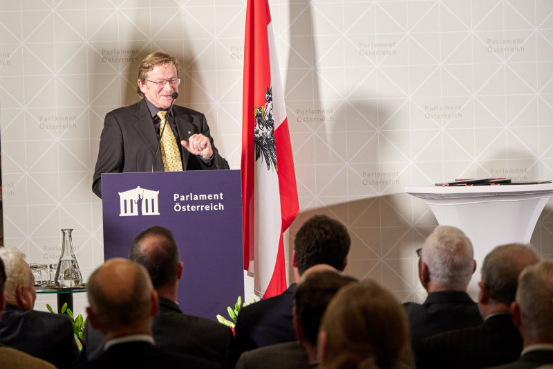 Veranstaltungsteilnehmer am Rednerpult