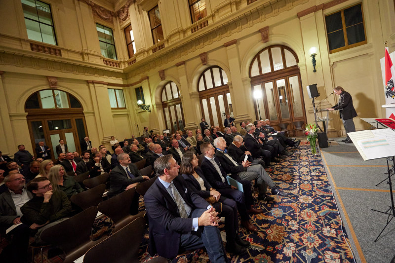 Veranstaltungsteilnehmer am Rednerpult