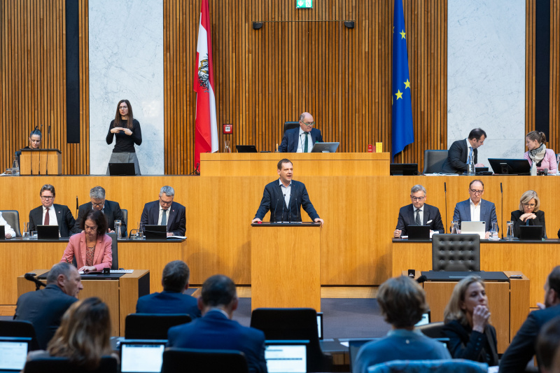Am Rednerpult Nationalratsabgeordneter Philip Kucher (SPÖ). Regierungsbank von links: Bundesminister Martin Polaschek (ÖVP), Vizekanzler Werner Kogler (GRÜNE), Bundeskanzler Karl Nehammer (ÖVP), Bundesminister Magnus Brunner (ÖVP), Bundesminister Johannes Rauch (GRÜNE), Bundesministerin Leonore Gewessler (GRÜNE)
