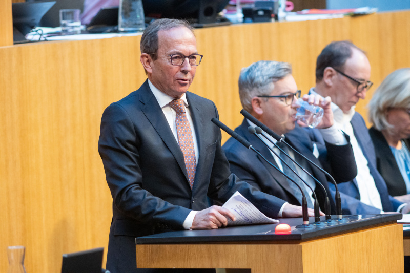 Am Rednerpult Nationalratsabgeordneter Peter Haubner (ÖVP). Regierungsbank von links: Bundesminister Magnus Brunner (ÖVP), Bundesminister Johannes Rauch (GRÜNE), Bundesministerin Leonore Gewessler (GRÜNE)