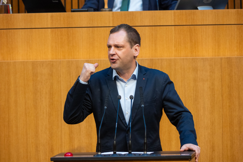 Am Rednerpult Nationalratsabgeordneter Philip Kucher (SPÖ)