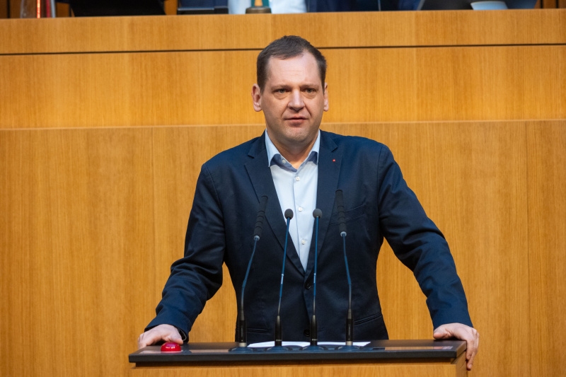 Am Rednerpult Nationalratsabgeordneter Philip Kucher (SPÖ)