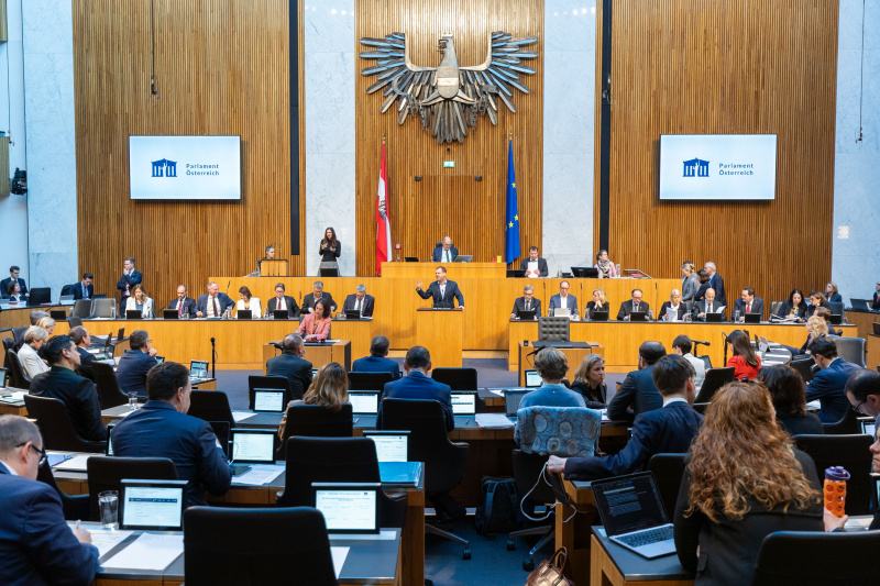 Am Rednerpult Nationalratsabgeordneter Philip Kucher (SPÖ). Regierungsbank von links: Staatssekretärin Claudia Plakolm (ÖVP), Staatssekretär Florian Tursky (ÖVP) Bundesminister Gerhard Karner (ÖVP), Bundesministerin Karoline Edtstadler (ÖVP), Bundesminister Martin Polaschek (ÖVP), Vizekanzler Werner Kogler (GRÜNE), Bundeskanzler Karl Nehammer (ÖVP), Bundesminister Magnus Brunner (ÖVP), Bundesminister Johannes Rauch (GRÜNE), Bundesministerin Leonore Gewessler (GRÜNE), Bundesminister Alexander Schallenberg (ÖVP), Bundesministerin Klaudia Tanner (ÖVP), Bundesminister Martin Kocher (ÖVP), Bundesminister Norbert Totschnig (ÖVP), Staatssekretärin Andrea Mayer (GRÜNE), Staatssekretärin Susanne Kraus-Winkler (ÖVP)