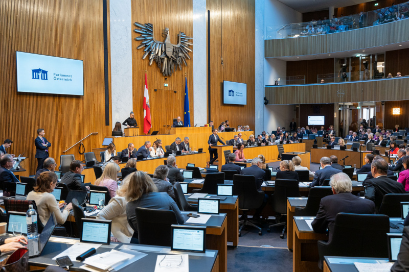 Am Rednerpult Nationalratsabgeordneter Philip Kucher (SPÖ). Regierungsbank von links: Staatssekretärin Claudia Plakolm (ÖVP), Staatssekretär Florian Tursky (ÖVP) Bundesminister Gerhard Karner (ÖVP), Bundesministerin Karoline Edtstadler (ÖVP), Bundesminister Martin Polaschek, Vizekanzler Werner Kogler (GRÜNE), Bundeskanzler Karl Nehammer (ÖVP), Bundesminister Magnus Brunner (ÖVP), Bundesminister Johannes Rauch (GRÜNE), Bundesministerin Leonore Gewessler (GRÜNE), Bundesminister Alexander Schallenberg (ÖVP), Bundesministerin Klaudia Tanner (ÖVP), Bundesminister Martin Kocher (ÖVP), Bundesminister Norbert Totschnig (ÖVP), Staatssekretärin Andrea Mayer (GRÜNE), Staatssekretärin Susanne Kraus-Winkler (ÖVP)
