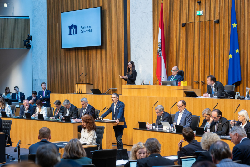 Am Rednerpult Nationalratsabgeordneter Herbert Kickl (FPÖ). Regierungsbank von links: Staatssekretärin Claudia Plakolm (ÖVP), Staatssekretär Florian Tursky (ÖVP) Bundesminister Gerhard Karner (ÖVP), Bundesministerin Karoline Edtstadler (ÖVP), Bundesminister Martin Polaschek, Vizekanzler Werner Kogler (GRÜNE), Bundeskanzler Karl Nehammer (ÖVP), Bundesminister Magnus Brunner (ÖVP), Bundesminister Johannes Rauch (GRÜNE), Bundesministerin Leonore Gewessler (GRÜNE), Bundesminister Alexander Schallenberg (ÖVP), Bundesministerin Klaudia Tanner (ÖVP)