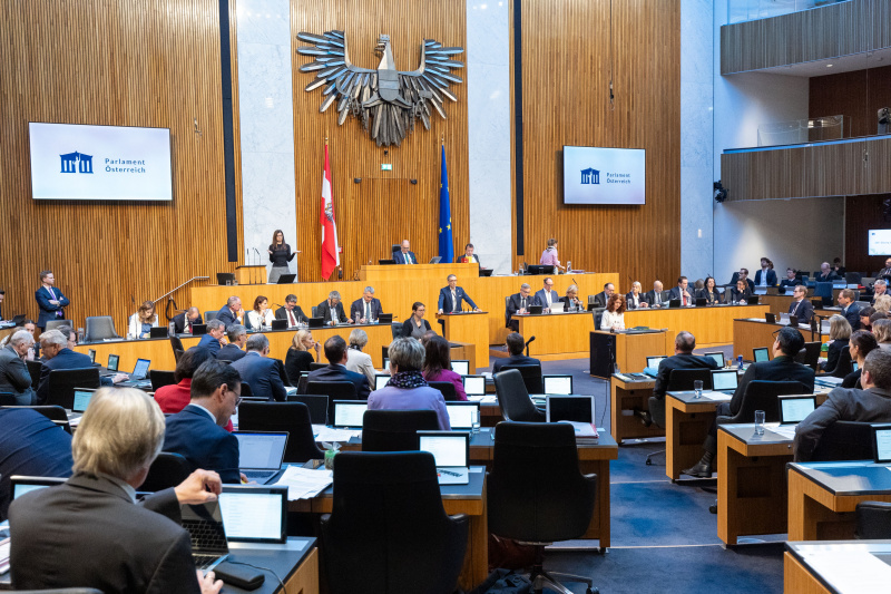 Am Rednerpult Nationalratsabgeordneter Herbert Kickl (FPÖ). Regierungsbank von links: Staatssekretärin Claudia Plakolm (ÖVP), Staatssekretär Florian Tursky (ÖVP) Bundesminister Gerhard Karner (ÖVP), Bundesministerin Karoline Edtstadler (ÖVP), Bundesminister Martin Polaschek, Vizekanzler Werner Kogler (GRÜNE), Bundeskanzler Karl Nehammer (ÖVP), Bundesminister Magnus Brunner (ÖVP), Bundesminister Johannes Rauch (GRÜNE), Bundesministerin Leonore Gewessler (GRÜNE), Bundesminister Alexander Schallenberg (ÖVP), Bundesministerin Klaudia Tanner (ÖVP), Bundesminister Martin Kocher (ÖVP), Bundesminister Norbert Totschnig (ÖVP), Staatssekretärin Andrea Mayer (GRÜNE), Staatssekretärin Susanne Kraus-Winkler (ÖVP)