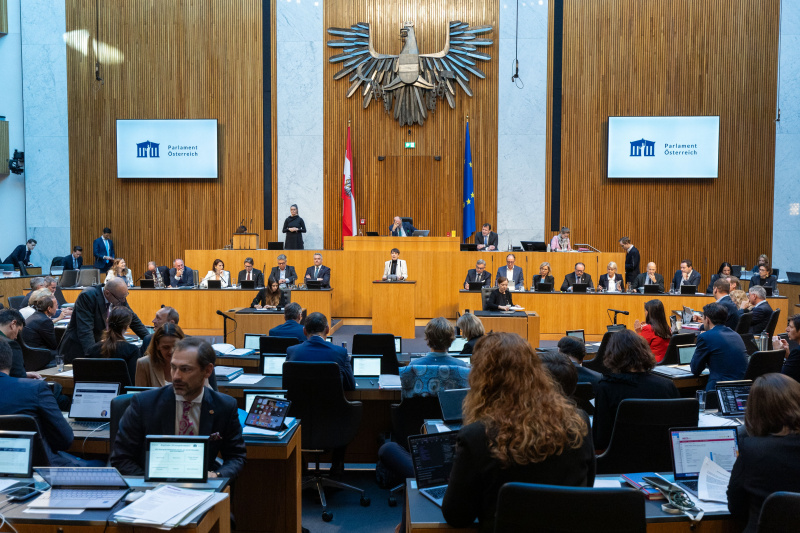 Am Rednerpult Nationalratsabgeordnete Sigrid Maurer (GRÜNE). Regierungsbank von links: Staatssekretärin Claudia Plakolm (ÖVP), Staatssekretär Florian Tursky (ÖVP) Bundesminister Gerhard Karner (ÖVP), Bundesministerin Karoline Edtstadler (ÖVP), Bundesminister Martin Polaschek, Vizekanzler Werner Kogler (GRÜNE), Bundeskanzler Karl Nehammer (ÖVP), Bundesminister Magnus Brunner (ÖVP), Bundesminister Johannes Rauch (GRÜNE), Bundesministerin Leonore Gewessler (GRÜNE), Bundesminister Alexander Schallenberg (ÖVP), Bundesministerin Klaudia Tanner (ÖVP), Bundesminister Martin Kocher (ÖVP), Bundesminister Norbert Totschnig (ÖVP), Staatssekretärin Andrea Mayer (GRÜNE), Staatssekretärin Susanne Kraus-Winkler (ÖVP)