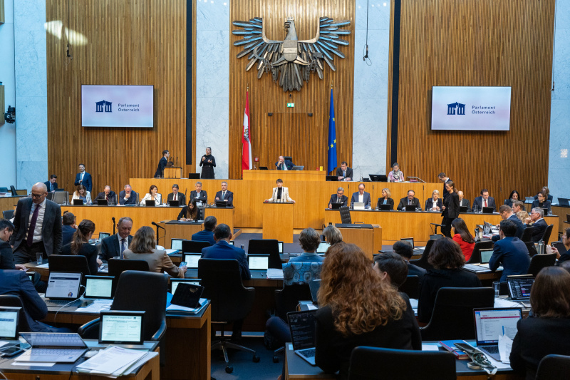 Am Rednerpult Nationalratsabgeordnete Sigrid Maurer (GRÜNE). Regierungsbank von links: Staatssekretärin Claudia Plakolm (ÖVP), Staatssekretär Florian Tursky (ÖVP) Bundesminister Gerhard Karner (ÖVP), Bundesministerin Karoline Edtstadler (ÖVP), Bundesminister Martin Polaschek, Vizekanzler Werner Kogler (GRÜNE), Bundeskanzler Karl Nehammer (ÖVP), Bundesminister Magnus Brunner (ÖVP), Bundesminister Johannes Rauch (GRÜNE), Bundesministerin Leonore Gewessler (GRÜNE), Bundesminister Alexander Schallenberg (ÖVP), Bundesministerin Klaudia Tanner (ÖVP), Bundesminister Martin Kocher (ÖVP), Bundesminister Norbert Totschnig (ÖVP), Staatssekretärin Andrea Mayer (GRÜNE), Staatssekretärin Susanne Kraus-Winkler (ÖVP)
