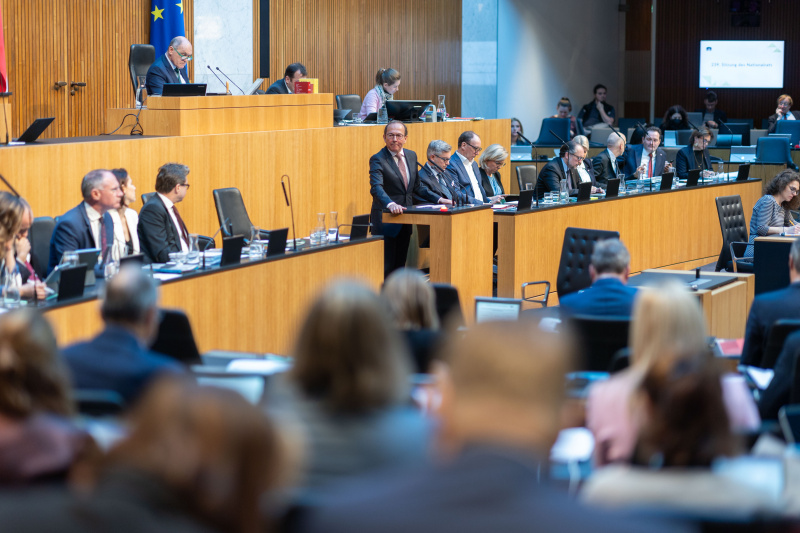 Am Rednerpult Nationalratsabgeordneter Peter Haubner (ÖVP). Regierungsbank von links: Bundesminister Gerhard Karner (ÖVP), Bundesministerin Karoline Edtstadler (ÖVP), Bundesminister Martin Polaschek, Bundesminister Magnus Brunner (ÖVP), Bundesminister Johannes Rauch (GRÜNE), Bundesministerin Leonore Gewessler (GRÜNE), Bundesminister Alexander Schallenberg (ÖVP), Bundesministerin Klaudia Tanner (ÖVP), Bundesminister Martin Kocher (ÖVP), Bundesminister Norbert Totschnig (ÖVP), Staatssekretärin Andrea Mayer (GRÜNE), Staatssekretärin Susanne Kraus-Winkler (ÖVP)