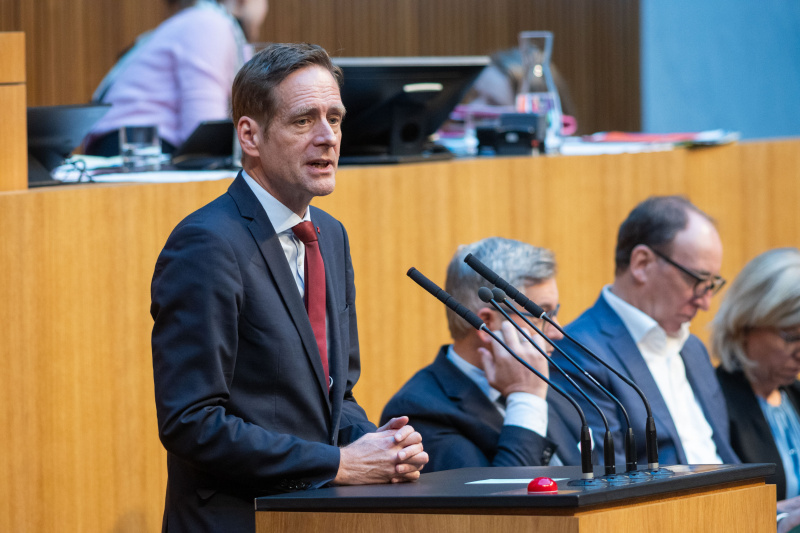 Am Rednerpult Nationalratsabgeordneter Kai Jan Krainer (SPÖ). Regierungsbank von links: Bundesminister Magnus Brunner (ÖVP), Bundesminister Johannes Rauch (GRÜNE), Bundesministerin Leonore Gewessler (GRÜNE)