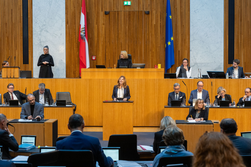 Am Rednerpult Nationalratsabgeordnete Angela Baumgartner (ÖVP).  Regierungsbank von links: Bundesminister Martin Polaschek (ÖVP), Vizekanzler Werner Kogler (GRÜNE), Bundesminister Magnus Brunner (ÖVP), Bundesminister Johannes Rauch (GRÜNE), Bundesministerin Leonore Gewessler (GRÜNE), Bundesminister Alexander Schallenberg (ÖVP)