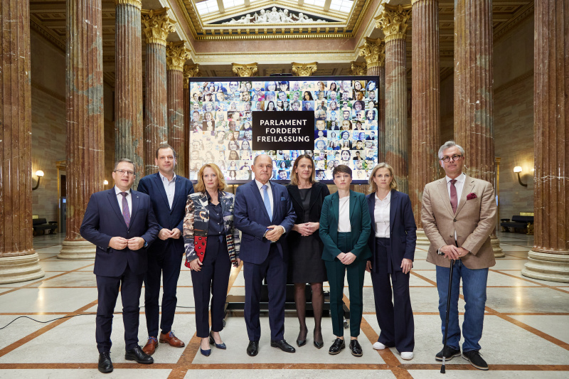 Von links: Klubobmann August Wöginger (ÖVP), Klubvorsitzender Philip Kucher (SPÖ), Zweite Nationalratspräsidentin Doris Bures (SPÖ), Nationalratspräsident Wolfgang Sobotka (ÖVP), Klubobmann-Stellvertreterin Dagmar Belakowitsch (FPÖ), Klubobfrau Sigrid Maurer (GRÜNE), Klubobfrau Beate Meinl-Reisinger (NEOS), Dritter Nationalratspräsident Norbert Hofer (FPÖ)