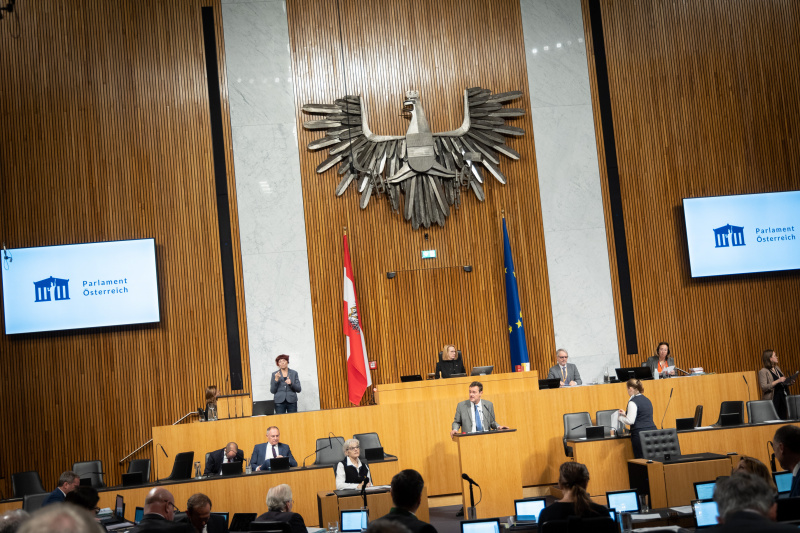 Am Rednerpult Nationalratsabgeordneter Georg Bürstmayr (GRÜNE)