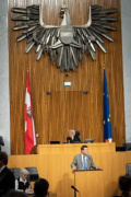 Am Rednerpult Nationalratsabgeordneter Georg Bürstmayr (GRÜNE)