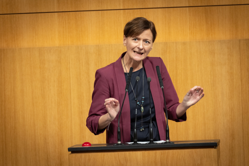 Am Rednerpult Nationalratsabgeordnete Sabine Schatz (SPÖ)