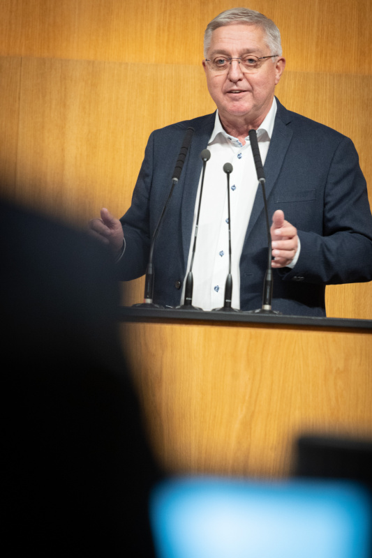 Am Rednerpult Nationalratsabgeordneter Werner Herbert (FPÖ)