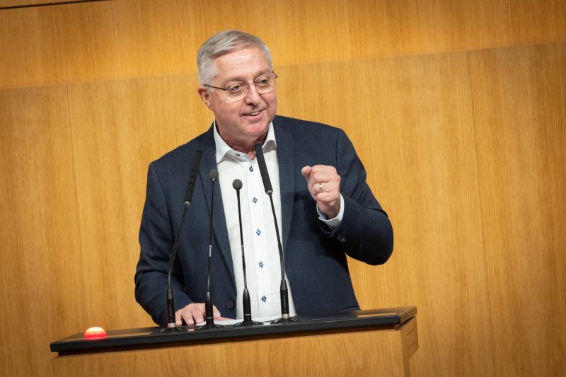 Am Rednerpult Nationalratsabgeordneter Werner Herbert (FPÖ)