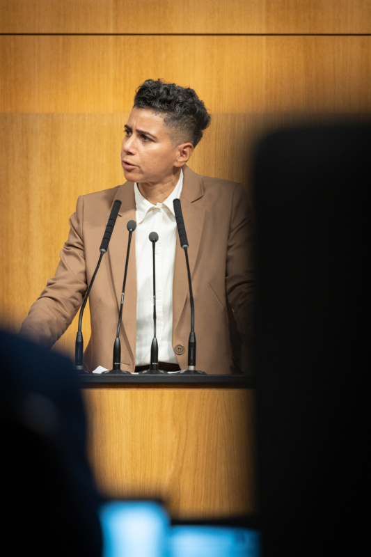 Am Rednerpult Nationalratsabgeordnete Faika El-Nagashi (GRÜNE)