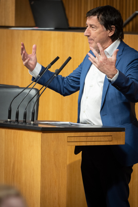 Am Rednerpult Nationalratsabgeordneter Johannes Margreiter (NEOS)