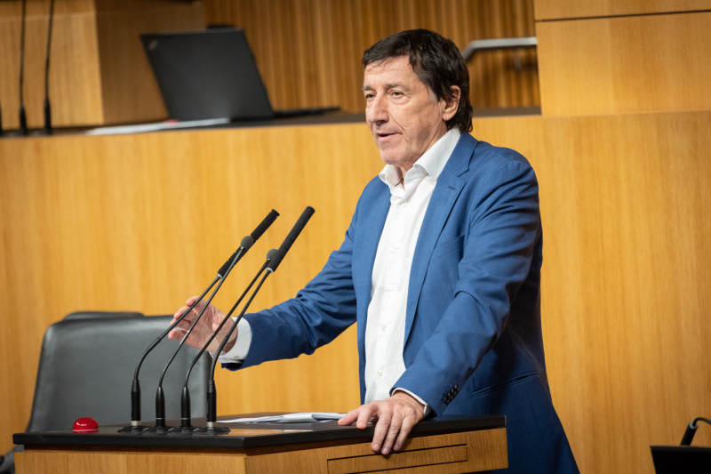 Am Rednerpult Nationalratsabgeordneter Johannes Margreiter (NEOS)