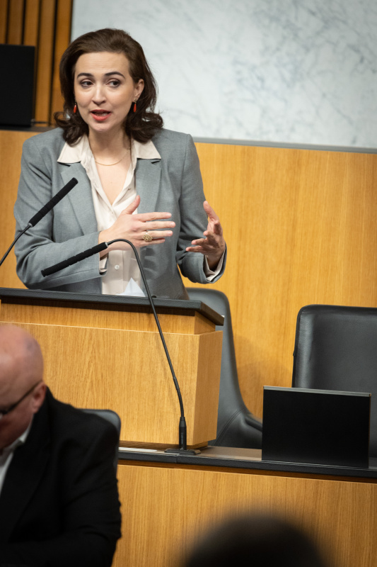 Am Wort Justizministerin Alma Zadic (GRÜNE)